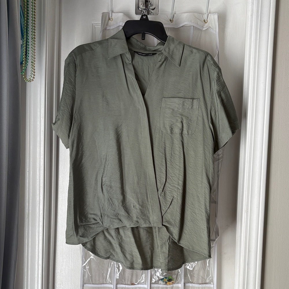NWOT Vera Wang sage green high low women’s blouse size medium.